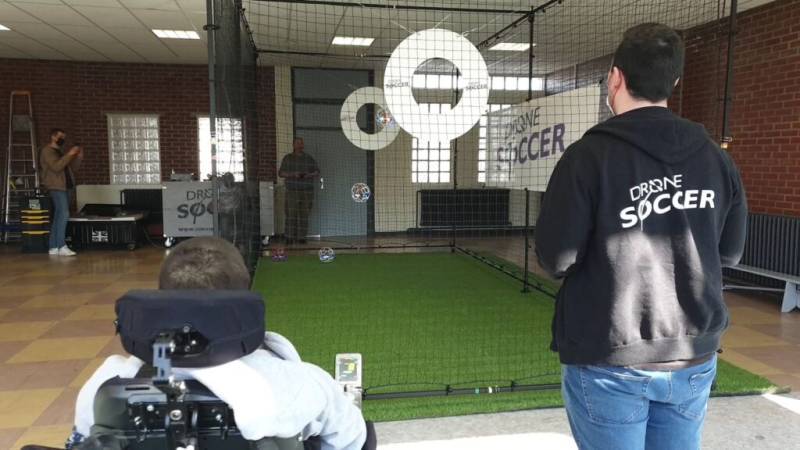 Image d'une personne valide et une personne en situation de handicap jouant au Drone Soccer