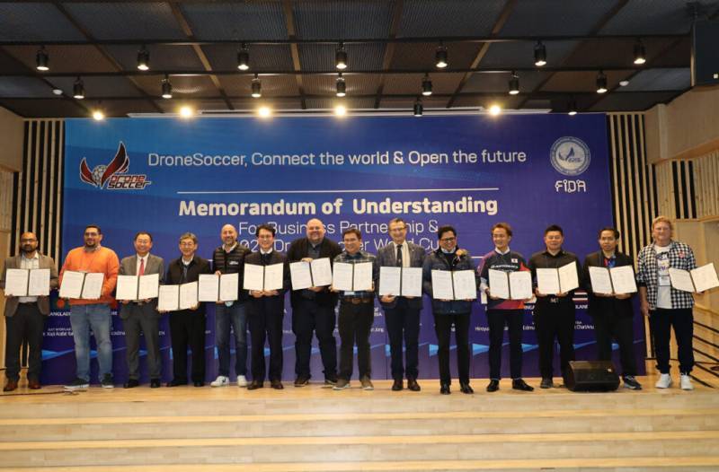 Image des membres de la FIDA (Fédération International de Drone Soccer) à Jeonju en Corée du Sud