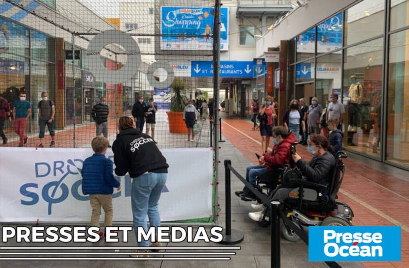 Image de personnes découvrant le Drone Soccer dans un centre commercial à Saint-Nazaire