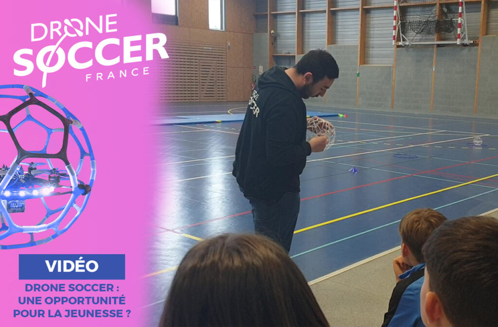 Image d'un moniteur expliquant comment fonctionne un Drone Soccer ball