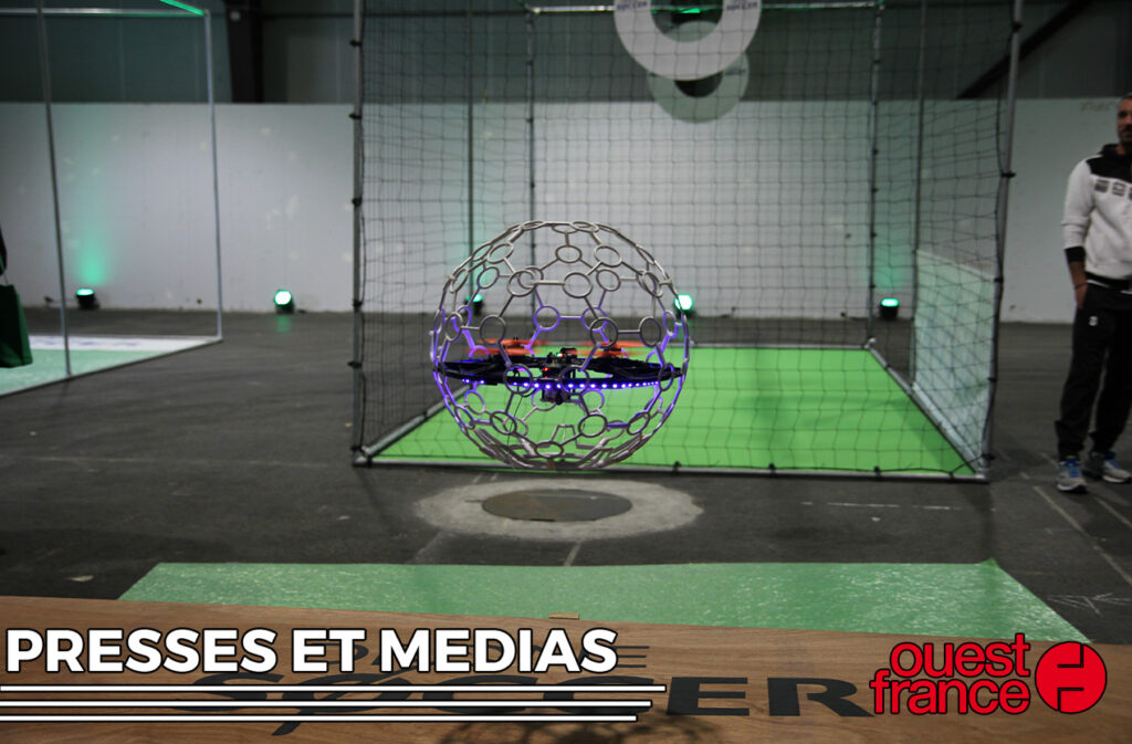 Image d'un Drone Striker devant une Arena Drone Soccer